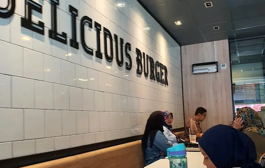 Kolase eksterior, suasana area makan, dan pilihan menu McDonald's Sentul City